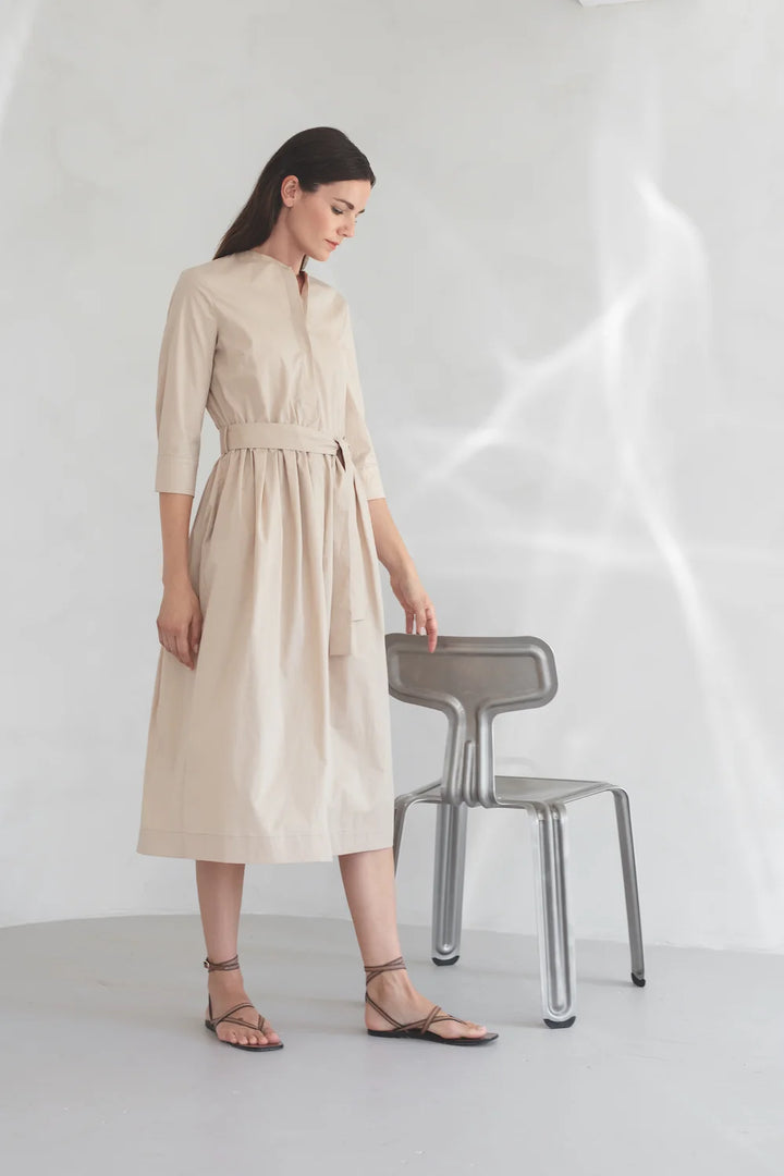 Langes Kleid mit Rundhalsausschnitt