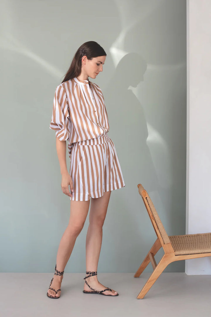 Bluse mit drapierten Ärmeln
