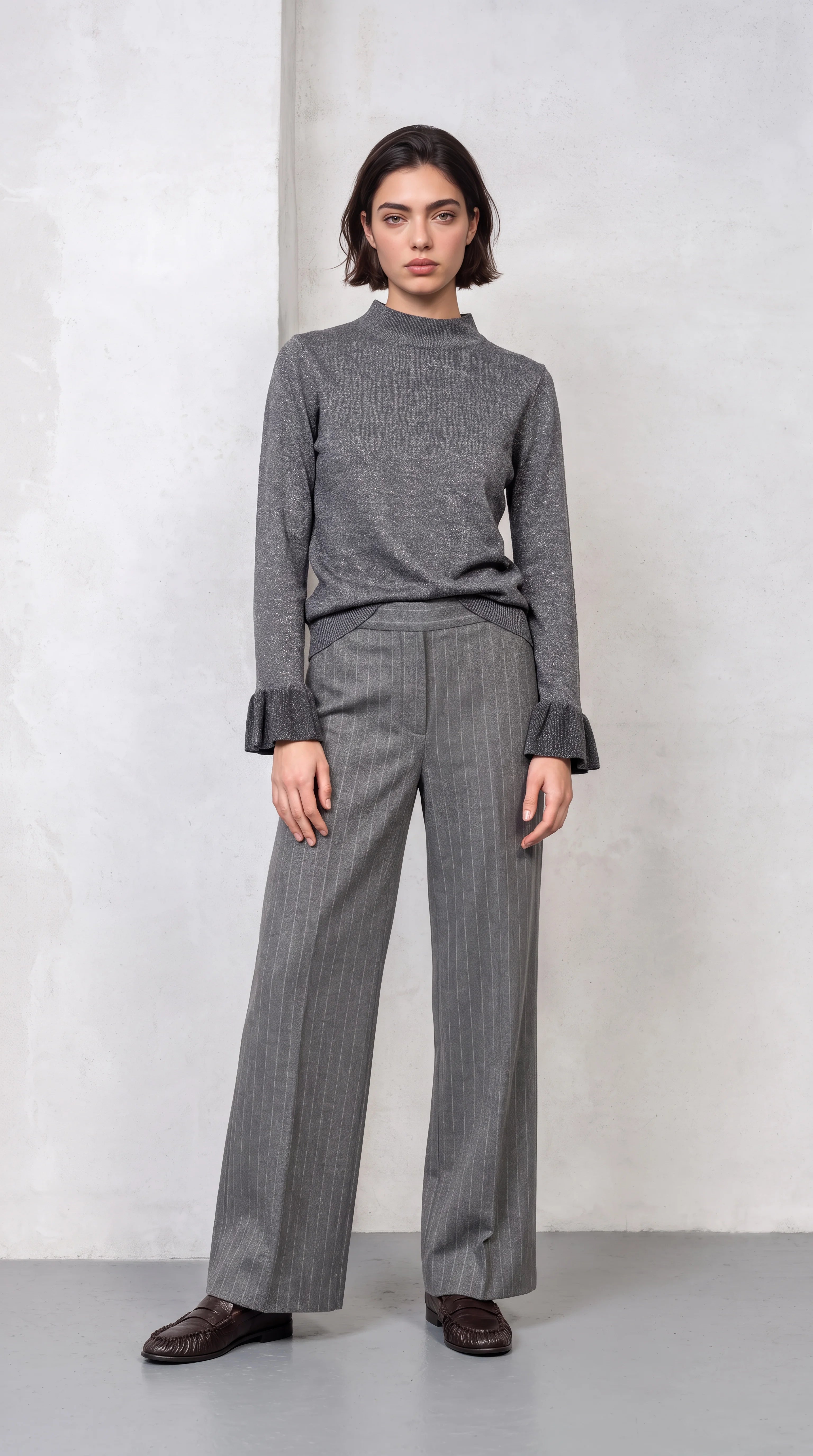 Relaxed Wide Pants model gray pinstripe 