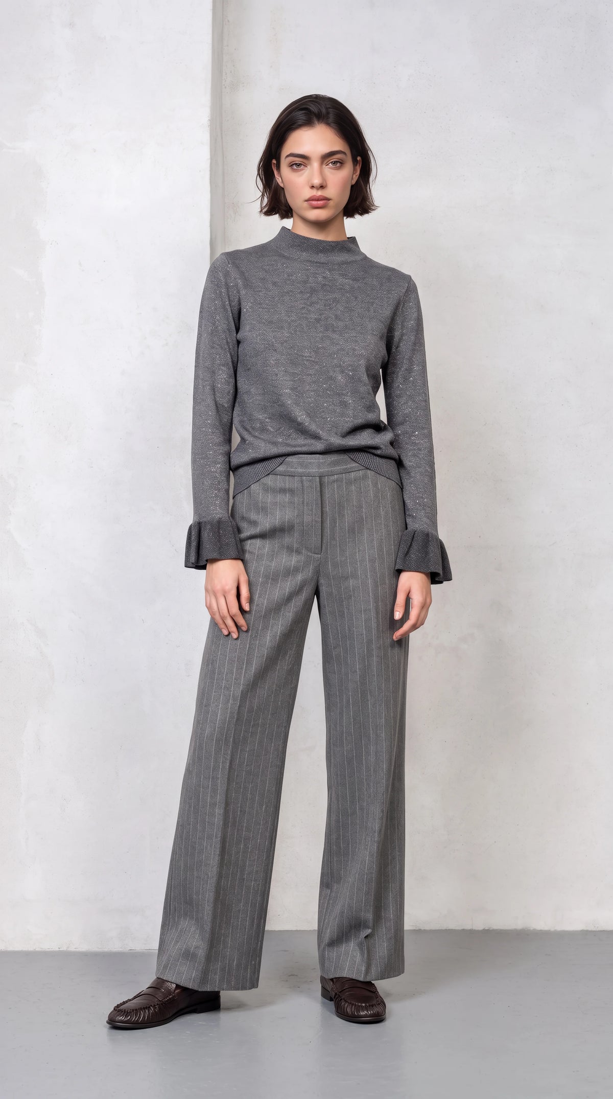 Relaxed Wide Pants model gray pinstripe 