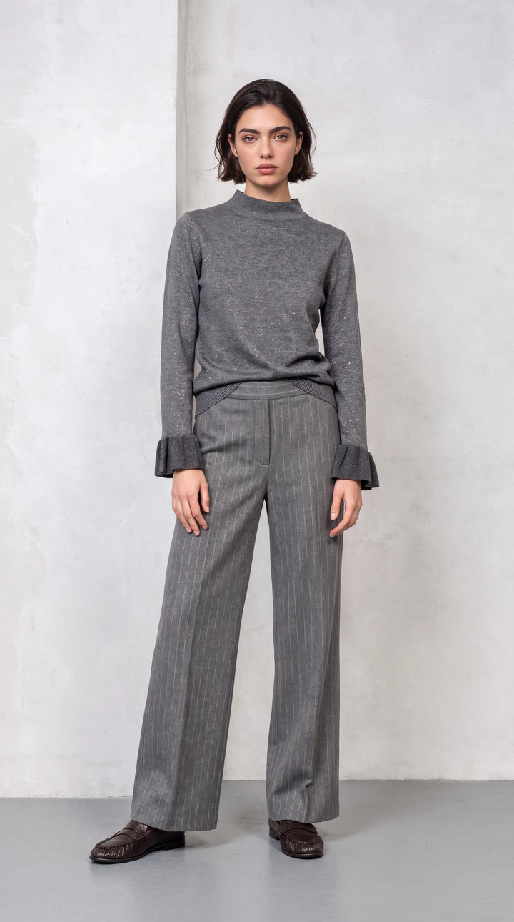 Relaxed Wide Pants model gray pinstripe 