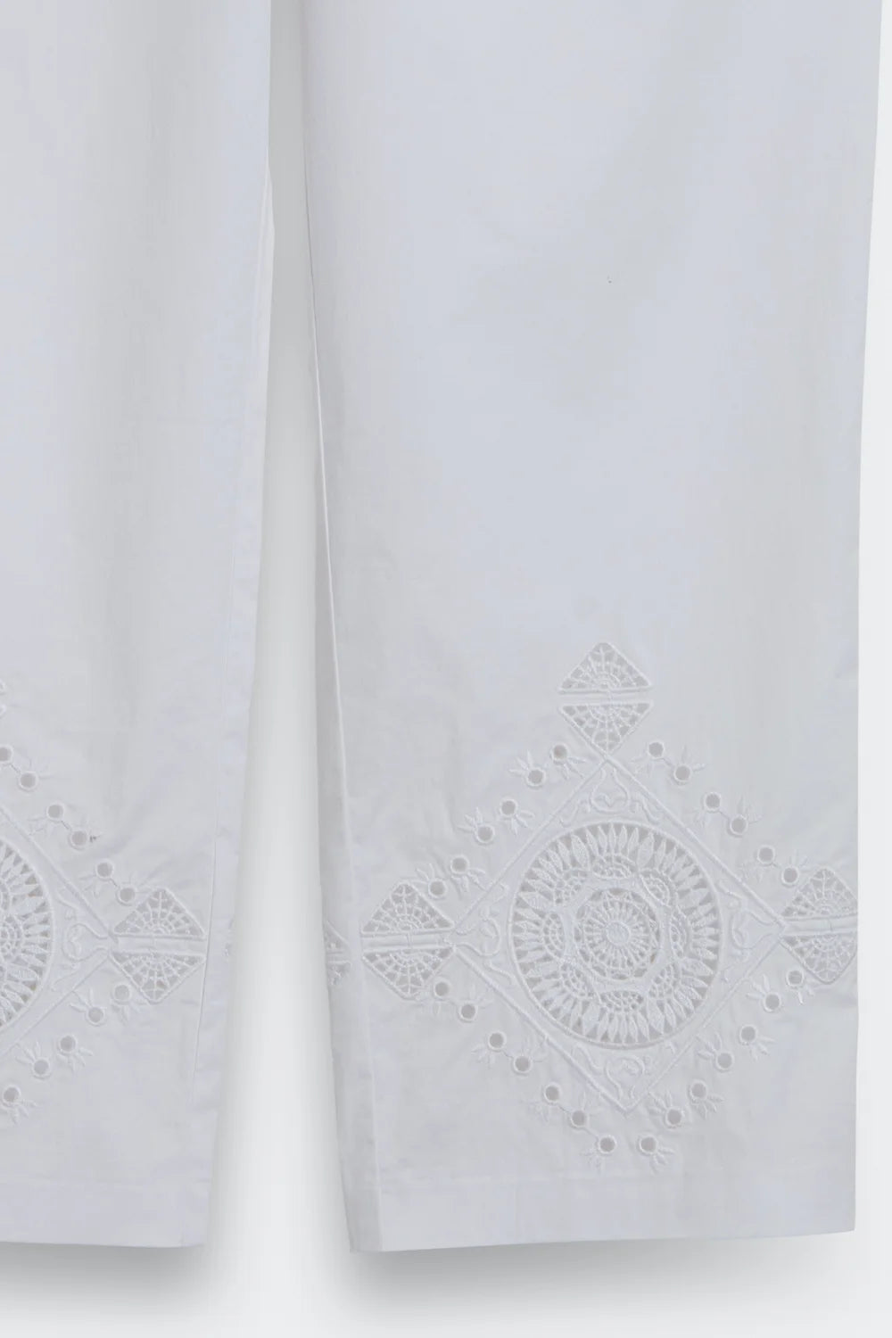 slip-on-broderie cotton pants detail