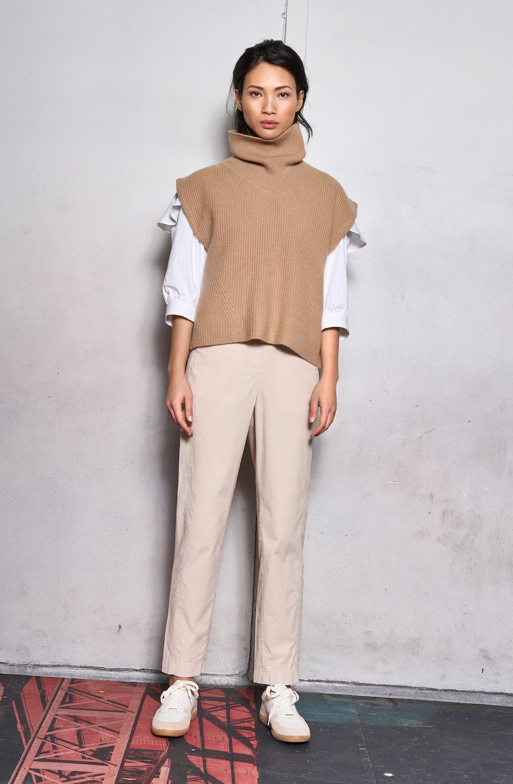 turtle neck cashmere slip over caramel model